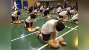 獨協埼玉の中２が救命講習、心肺蘇生やＡＥＤ使用法を実践学習
