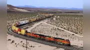 米カリフォルニアの長大貨物列車、地平線まで続く迫力の鉄道写真