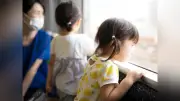 バスや電車で幼い子を優先して座らせる親が増えた理由とは？安全面から考える