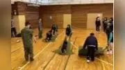 自衛隊と考える防災授業、高３が毛布搬送やロープ結びを体験