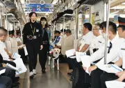 盲導犬ユーザーへの対応学ぶ 京成電鉄が講習「積極的な声かけを」