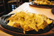 愛知・豊橋の老舗お好み焼き店「伊勢路・本店」、ホラー作家・藤白圭さんの創作の源泉に