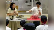 米軍岩国基地の高校で高森牛の魅力学ぶ ミートスペシャリストが特別授業