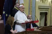 ウクライナ侵攻「武器では平和築けない」教皇、スペイン議会で初演説
