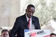 仏大聖堂に「非白人大規模強制送還」横断幕、黒人市長が非難
