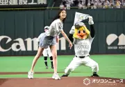 貴島明日香、『鷹祭 SUMMER BOOST』始球式で美脚披露「100点です」