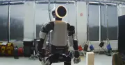 Boston Dynamics、人型ロボットAtlasが小型冷蔵庫を持ち上げて運ぶ最新映像を公開