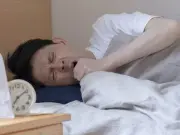 早朝や夜間だけ咳が出る原因と対処法、受診の目安を解説