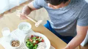 脂肪肝改善に「鶏むね肉」が効果的、専門医が解説する筋肉維持の重要性