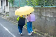 梅雨でも子どもは熱中症リスク大、医師が警告する見逃せないサイン