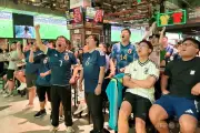中国の日本代表サポーター、政治と切り離し熱狂 上海でW杯応援