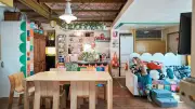 50代夫妻、築50年超の自宅をカラフルDIY！老後も人が集まる場所に