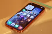 ダイソーの110円スマホ防水ケースを実機レビュー、IPX5で水しぶき対策に
