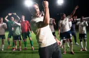 イングランド代表再建描く『ディア・イングランド』U-NEXT独占配信、安元洋貴がサウスゲート役吹替