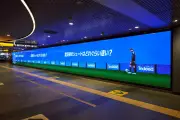 堂安律の時速120キロシュートを体感！渋谷駅に巨大サイネージ出現