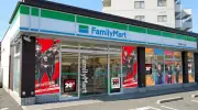 ファミリーマート、「涼宮ハルヒの憂鬱」ラッピング店舗を兵庫・西宮に期間限定オープン