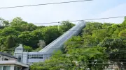 中央線から見える「山肌を貫く巨大チューブ」の正体…バブルが生んだ山梨《天空のマチュピチュ》