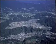 中央線から見える「山肌を貫く巨大チューブ」の正体…バブルが生んだ山梨《天空のマチュピチュ》コモアしおつの全貌