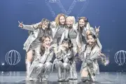 Girls2、初の武道館公演で7周年祝福「長友選手にパワーをもらえた」