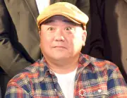 極楽とんぼ山本圭壱、1歳長女が初プロ野球観戦 カープユニ姿でほほ笑ましい親子ショット公開