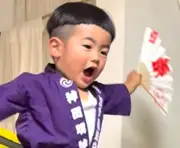 祖父お手製みこしに立つ2歳児が話題、驚異の体幹と気勢に「祭りの英才教育」