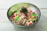 ガストが20年ぶり復刻「初代和風さらだうどん」や桃パフェなど夏新メニュー発表