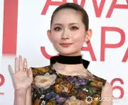 【MAJ2026】畑芽育、タイトワンピでボディライン披露「クラシカルに」