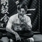 平本蓮、新タトゥーに敬愛するトラヴィス・スコットとLMSベルトを刻む