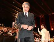 舘ひろし、客席からサプライズ登場で「ひろし」コールの嵐 千両役者ぶり発揮