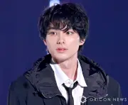 本田響矢、27歳誕生日報告 久々の黒髪×メガネオフショットにファン歓喜