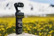 Insta360初のジンバルカメラ「Luna Ultra」登場、デュアルカメラと着脱式タッチスクリーンが特徴