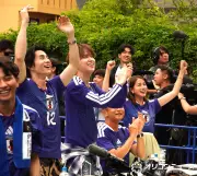 【W杯2026】日本先制に渋谷PV会場歓喜、永島優美アナとINI西洸人がファンと喜び共有