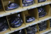 JR西日本、廃棄予定の制服生地をPCバッグに再生 障がい者雇用の子会社が手作り