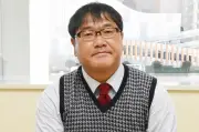 カンニング竹山、高円寺で昼飲みロケ 沖縄から上京の女性2人組にスリムクラブ真栄田がサプライズ登場