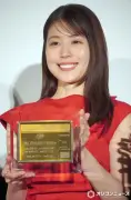 有村架純、純金製航空券に驚愕「すごい…」 持ち帰り希望で会場笑い