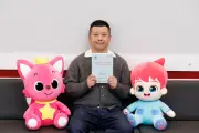 ケンドーコバヤシ、パパになって初のファミリー映画出演『べべフィン』で恐竜役