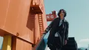米津玄師、NHKサッカーテーマ「烏」MV公開 笑顔の連続にファン歓喜