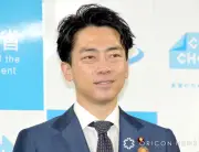 小泉進次郎防衛大臣、W杯日本代表を労う ザキヤマとの異色2ショットが話題