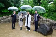 本木雅弘・吉高由里子ら「黒牢城」舞台の有岡城跡を聖地巡礼、荒木村重を新たなヒーローと称賛