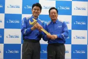 クラシアン新CMに原田泰造＆AIで再現の森末慎二が共演
