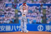 ME:I・SUZU、初の始球式で堂々投球 ピンクユニ姿で神宮沸かせる