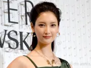 菜々緒、37歳で圧巻の美スタイル披露 大自然満喫の水着ショットに絶賛の声