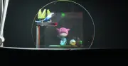 NHK技研、透明ガラスに浮かぶフルカラー3D画像を公開 2030年に動画表示目指す