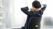 産業医が教えるメンタル不調のサインと同僚への適切な声かけ