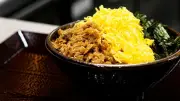 105年続く老舗駅弁「かしわめし」が290円で提供、グランプリ常連の名物がロードサイド1号店で行列