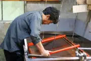 日本唯一の金箔用和紙職人・上田康正さん、父から技を継がず「到達点」を拒む流儀