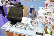推し活EXPOで光るプリンターメーカーの個性：箔プリンターから缶バッジ自動作成機まで