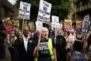 英オックスフォード大ディベート団体、極右活動家招待に数百人抗議