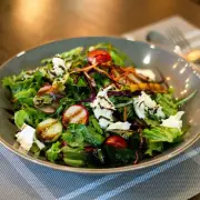 サラダ中心の食生活が逆効果に？ドレッシングとタンパク質不足が原因