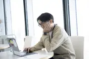 佐藤満春、日常エッセイ『今日も、喫茶店より』刊行 朝井リョウら豪華コメント